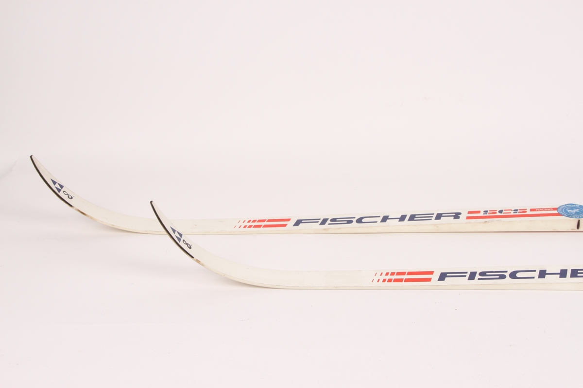 Fischer racing-ski med Salomon-binding SNS profil. På den ene siden av begge skiene er det merket av tre streker og tallet 4 med tusj.