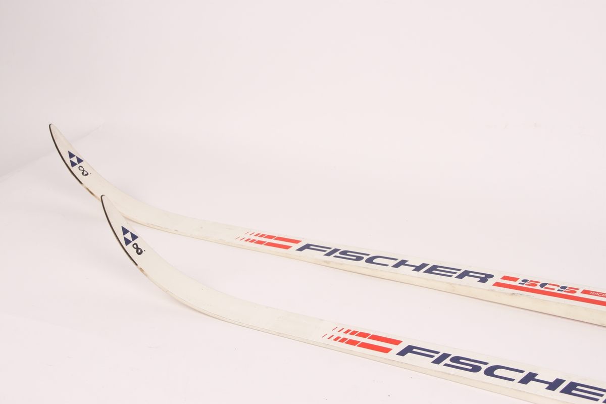 Fischer racing-ski med Salomon-binding SNS profil. På den ene siden av begge skiene er det merket av tre streker og tallet 4 med tusj.