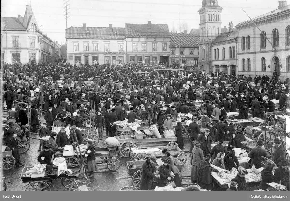 Torvahndel i Tønsberg 1905. Byens vekt til høyre i hjørnet i bakgrunnen.
Skilt for forretningerne til Minna Bonde, Emma Sahlqvist,
