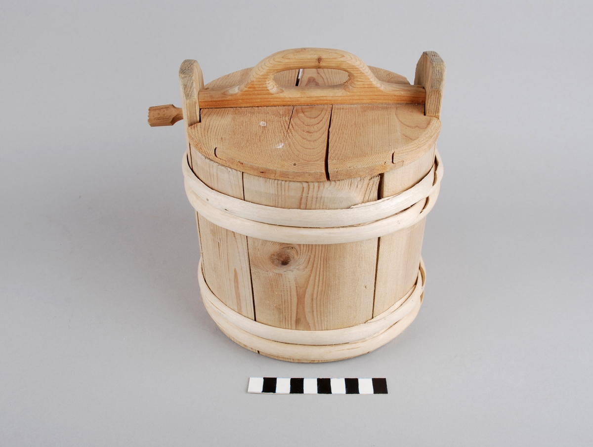 Lagga kar med lokk med hank. Karet består av 8 stavar der to av dei har oppståande øyrer, med hol for låsepinne i det eine, der det og er dekor på toppen. Doble vidjeband oppe og nede. Sirkelrundt lokk med utsparingar for øyrene. Handtak på toppen, laga av eit stykke. Låsepinne for lokket til å sette gjenom holet i øyret og inn i eit utbora hol i kanten på lokket. Pinnen er spiss i eine enden og flat i andre, dekor på flat ende.