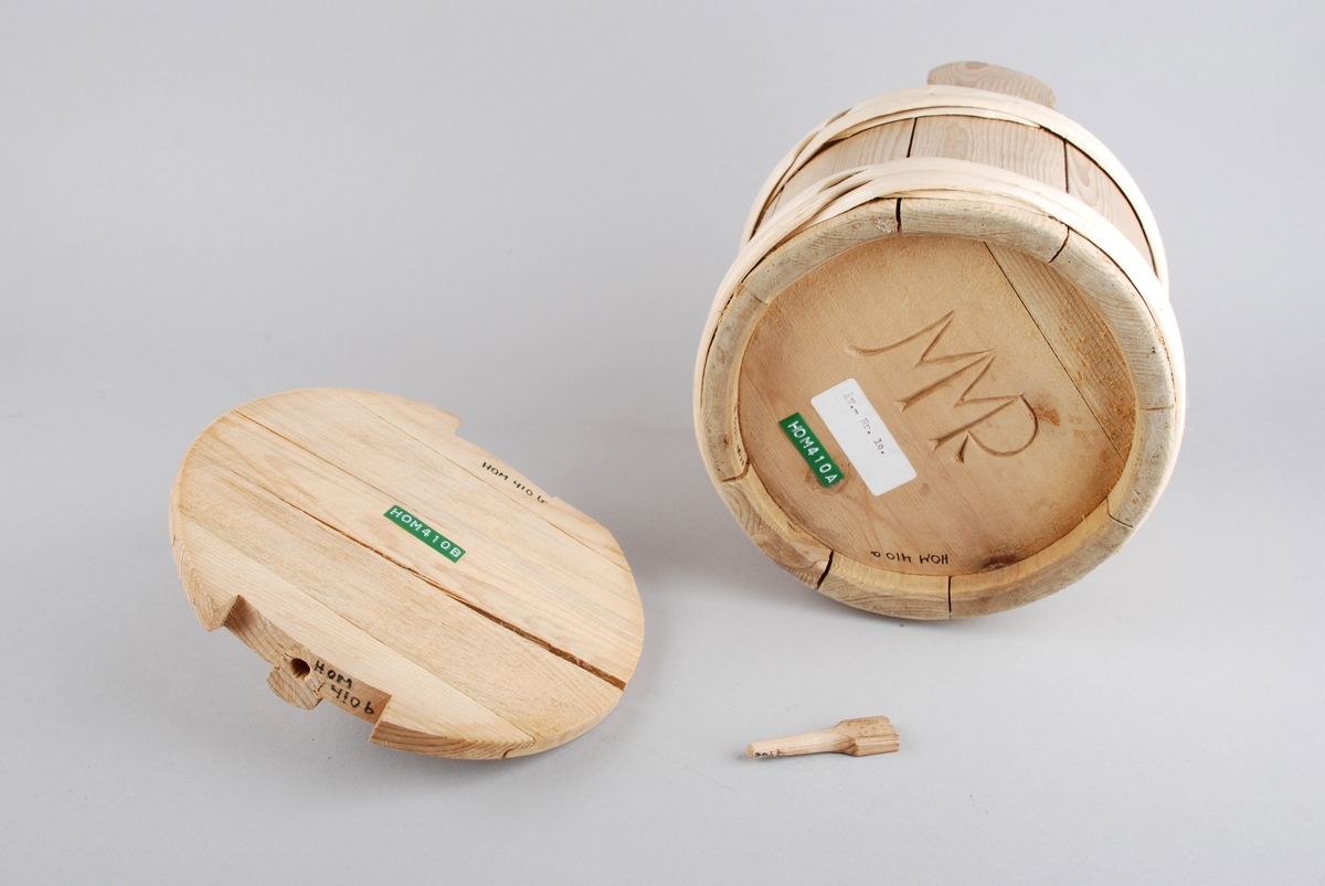 Lagga kar med lokk med hank. Karet består av 8 stavar der to av dei har oppståande øyrer, med hol for låsepinne i det eine, der det og er dekor på toppen. Doble vidjeband oppe og nede. Sirkelrundt lokk med utsparingar for øyrene. Handtak på toppen, laga av eit stykke. Låsepinne for lokket til å sette gjenom holet i øyret og inn i eit utbora hol i kanten på lokket. Pinnen er spiss i eine enden og flat i andre, dekor på flat ende.