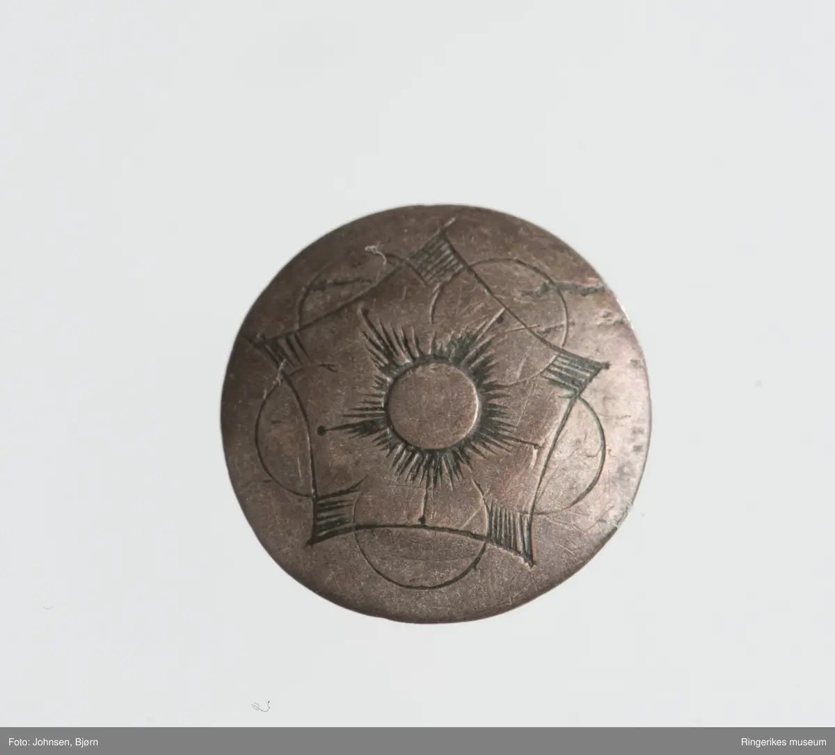 B: blomst med 7 kronblad, sirkel og bølget bord ytterst (C-er) 
C: A i en sirkel, bølget bord ytterst, stiliserte blad.
D: blomst med 6 kronblad , over lagt et sekskantet rektangel.
E: Samme motiv som D, men mindre format og fem kronblad.