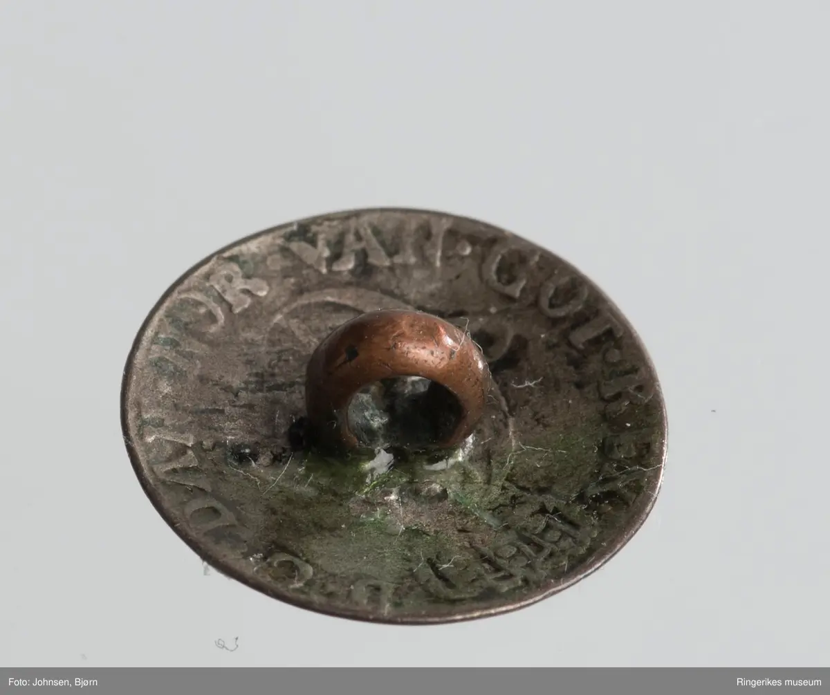 B: blomst med 7 kronblad, sirkel og bølget bord ytterst (C-er) 
C: A i en sirkel, bølget bord ytterst, stiliserte blad.
D: blomst med 6 kronblad , over lagt et sekskantet rektangel.
E: Samme motiv som D, men mindre format og fem kronblad.