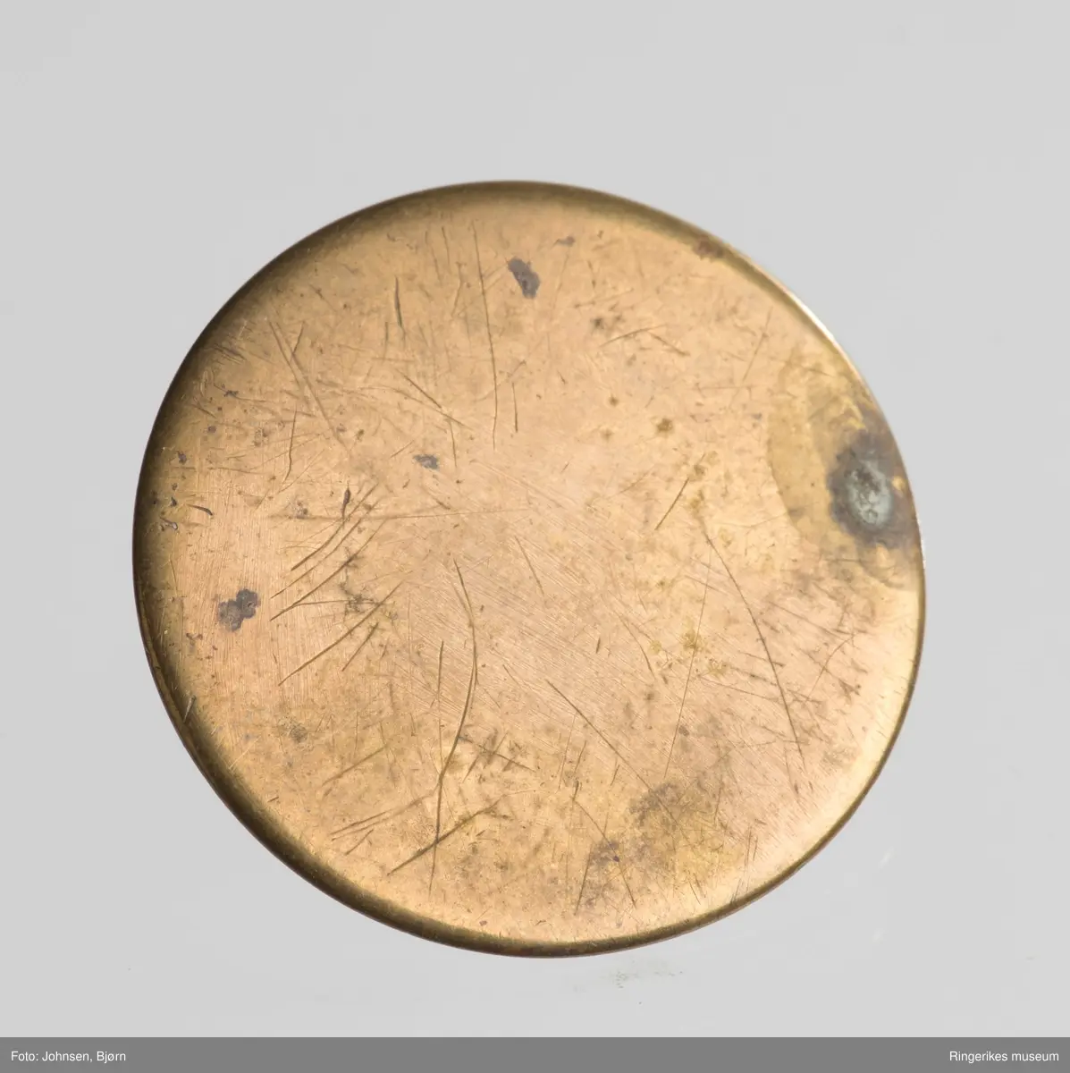 B: blomst med 7 kronblad, sirkel og bølget bord ytterst (C-er) 
C: A i en sirkel, bølget bord ytterst, stiliserte blad.
D: blomst med 6 kronblad , over lagt et sekskantet rektangel.
E: Samme motiv som D, men mindre format og fem kronblad.