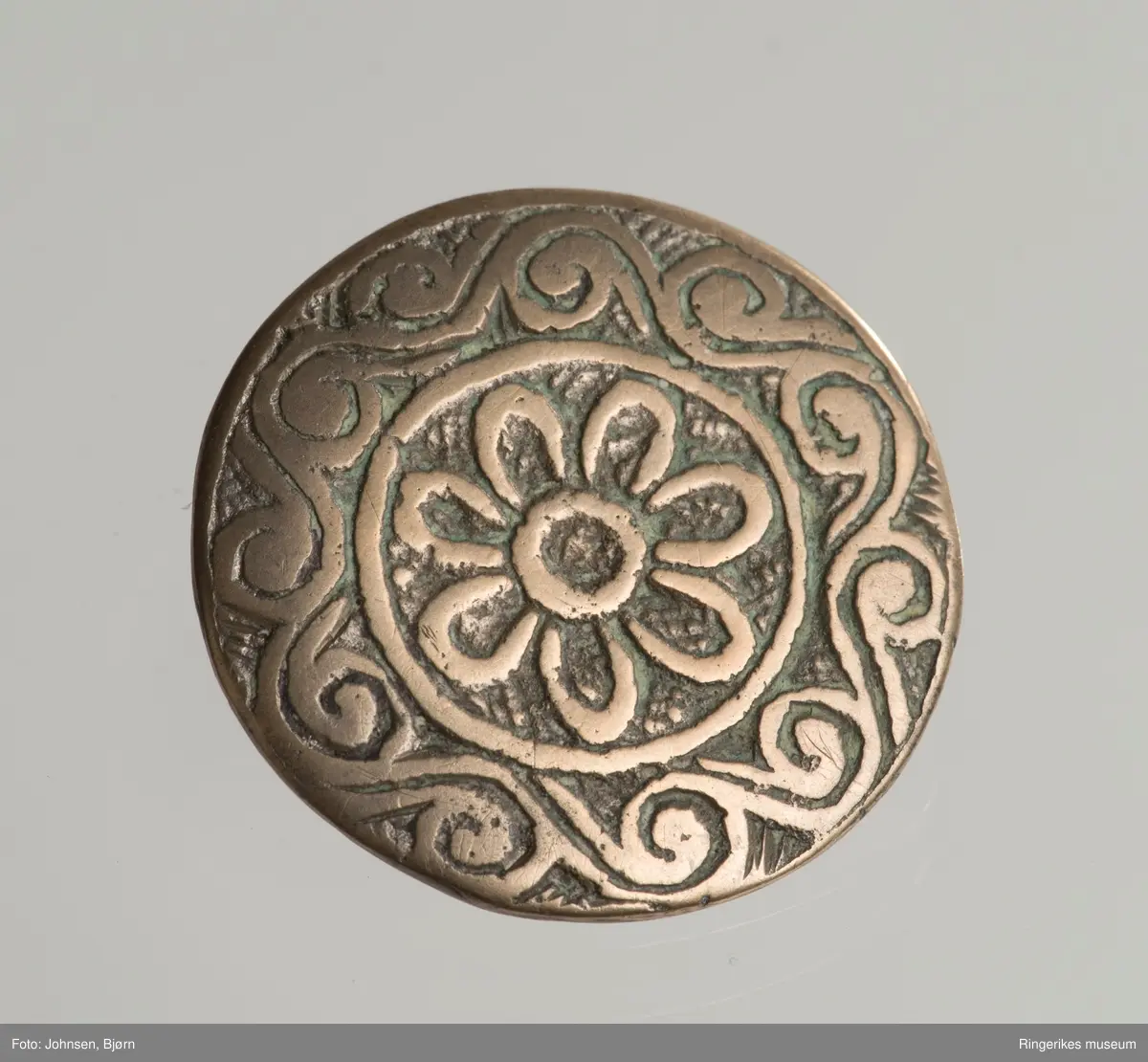 B: blomst med 7 kronblad, sirkel og bølget bord ytterst (C-er) 
C: A i en sirkel, bølget bord ytterst, stiliserte blad.
D: blomst med 6 kronblad , over lagt et sekskantet rektangel.
E: Samme motiv som D, men mindre format og fem kronblad.