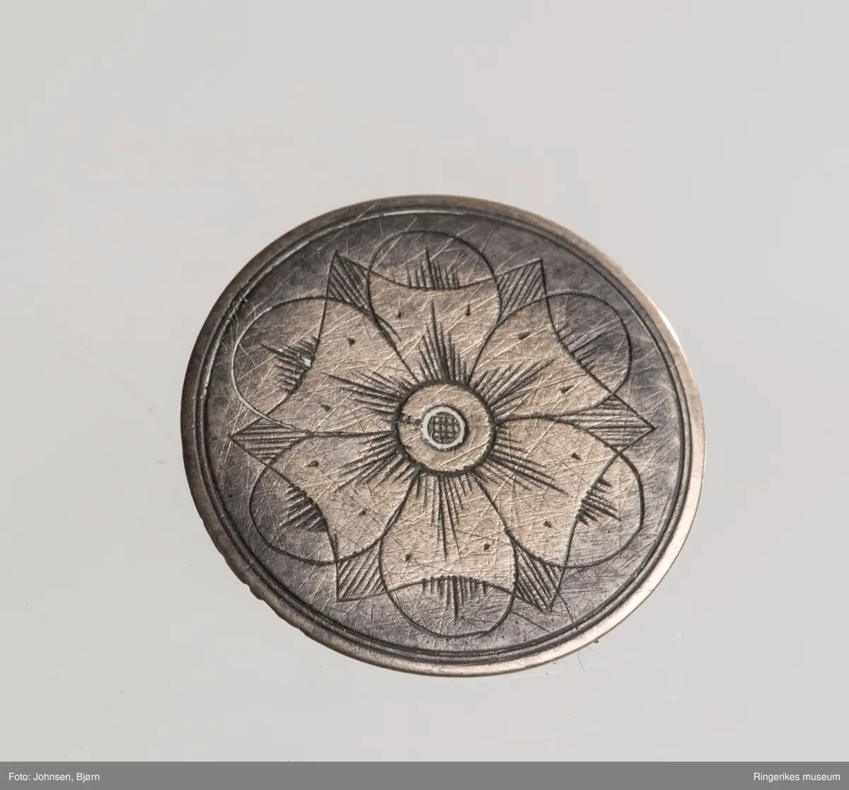 B: blomst med 7 kronblad, sirkel og bølget bord ytterst (C-er) 
C: A i en sirkel, bølget bord ytterst, stiliserte blad.
D: blomst med 6 kronblad , over lagt et sekskantet rektangel.
E: Samme motiv som D, men mindre format og fem kronblad.