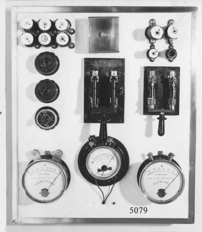 Instrumenttavla, elektrisk. Har tillhört kanonbåten Skulds lysemaskin.
Tavlan är av plåt och järn.
Apterad på densamma:
1 st voltmeter, 1 st ohmmeter, 2 st knivströmbrytare, 1 st amperemeter, 3 st gruppströmbrytare, 2 st huvudsäkringar av bly samt 10 st proppsäkringar för olika avdelningar. Runt ytterkanten på tavlan finns en mässingsskena.