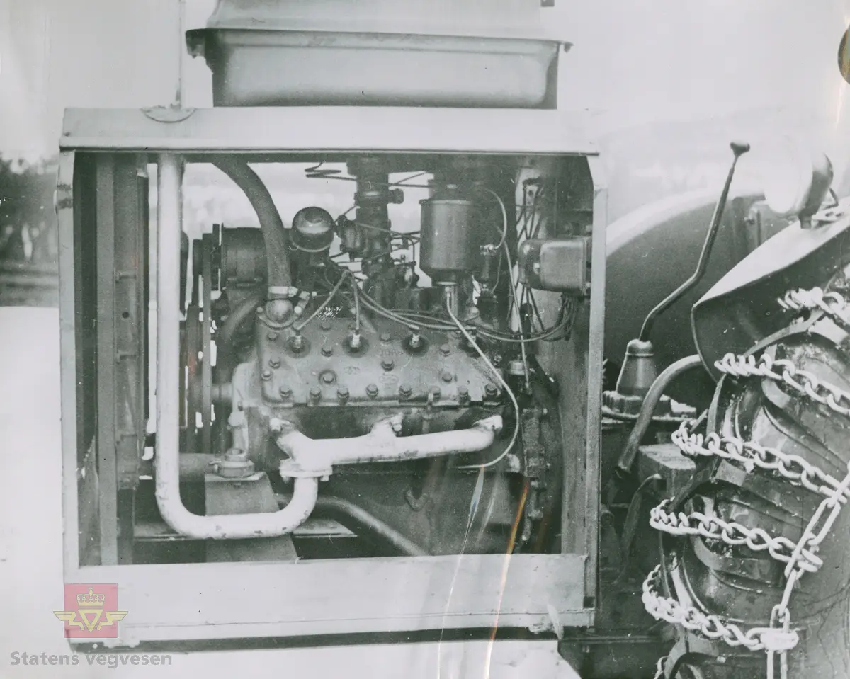 Bilde 1) David Brown cropmaster traktor med bakmontert 8 cylindret fresemotor og frontmontert freseaggregat. Bilde med mange detaljer.
Klikk på pilen for flere bilder. Se relaterte objekter med informasjon lenger ned på siden. 

Bilde 2)  NVM 00-F-34396 
Bilde 3)  NVM 00-F-34397 
Bilde 4)  NVM 00-F-34403
Bilde 5)  NVM 00-F-34405
