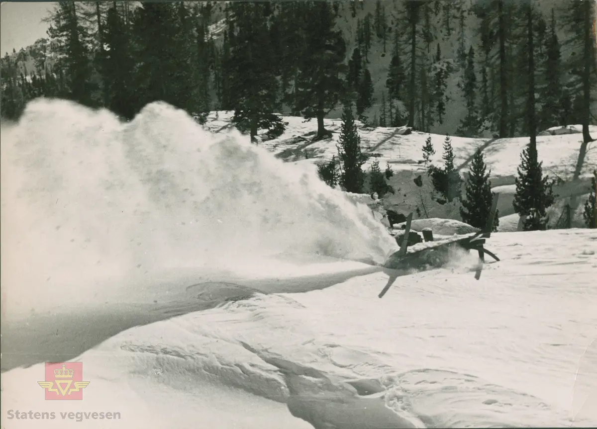 Demonstrasjon av Willys Jeep med freseaggregat. Enkeltbilde i Colbjørnsens album som er merket Edizioni Fotografiche G.Ghedina-Cortina 1950-1954. Sannsynligvis er  bilde NVM 00-F-34404 fra samme tid og sted.