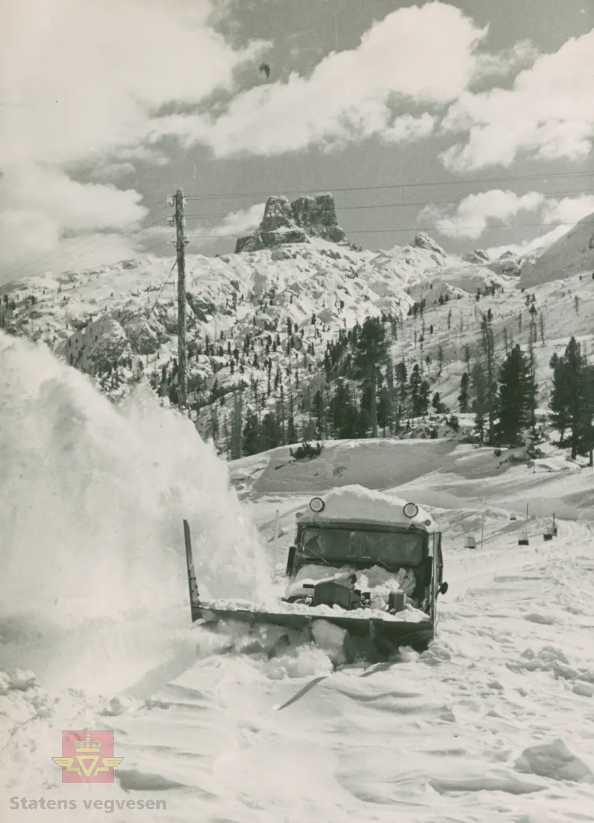Demonstrasjon av Willys Jeep med freseaggregat. Enkeltbilde i Colbjørnsens album som er merket Edizioni Fotografiche G.Ghedina-Cortina 1950-1954. Sannsynligvis er  bilde NVM 00-F-34404 fra samme tid og sted.