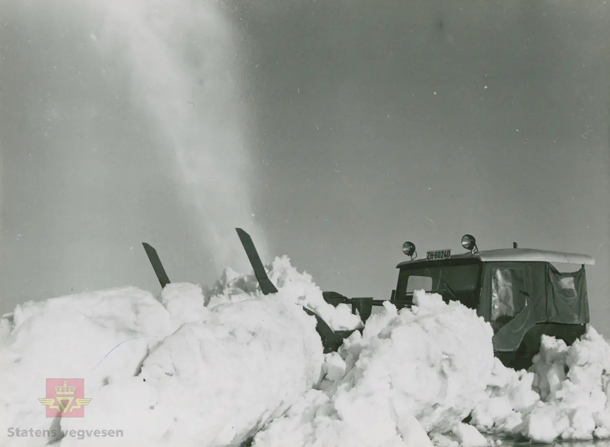 Demonstrasjoner og snøfresing på flyplass sannsynligvis nær Davos i Sveits. Kjennemerke på Willy's Jeep ZH-60240.