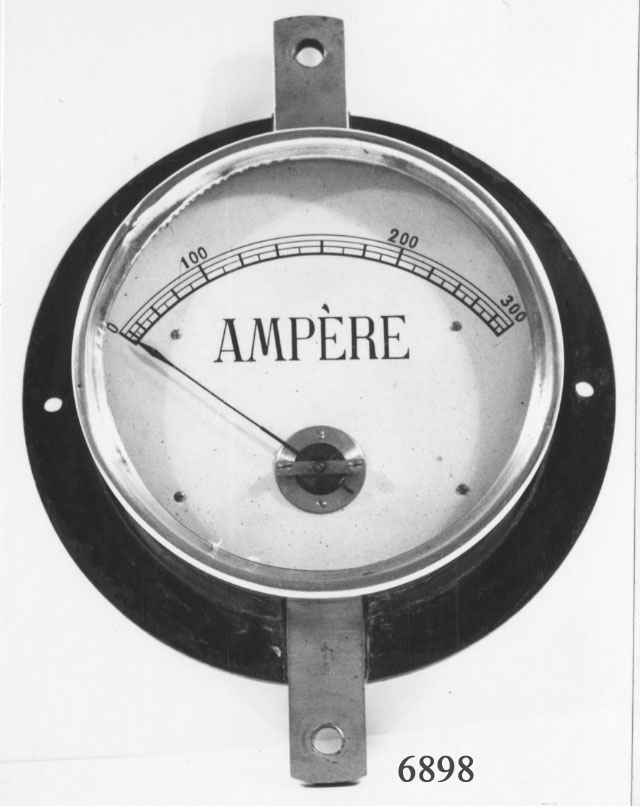 Ampéremätare av mässing med fläns av järn. Cylindrisk. Tavlan graderad 0 - 300.
Märkning: Ampére. På baksidan: Psilander Torped samt tre kronstämplar.
Har tillhört torpedkryssaren Psilanders torpedrum.