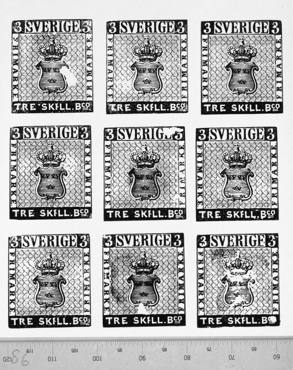 45 stycken skilling banco klichéer av bly, förkopprade.

3 skilling banco, 9 st
4 skilling banco, 9 st
6 skilling banco, 9 st
8 skilling banco, 9 st
24 skilling banco, 9 st

Varje set är ombundet med snöre.