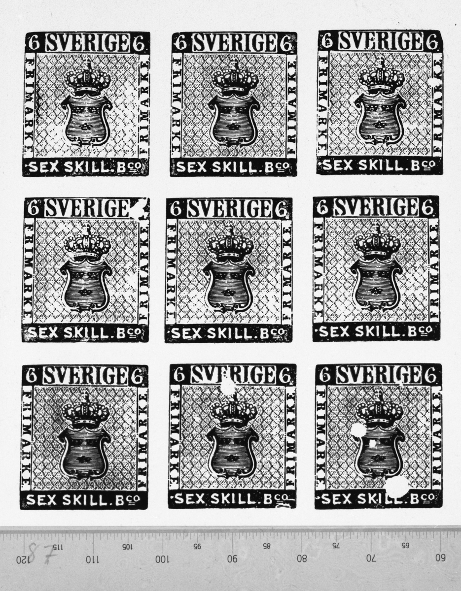 45 stycken skilling banco klichéer av bly, förkopprade.

3 skilling banco, 9 st
4 skilling banco, 9 st
6 skilling banco, 9 st
8 skilling banco, 9 st
24 skilling banco, 9 st

Varje set är ombundet med snöre.