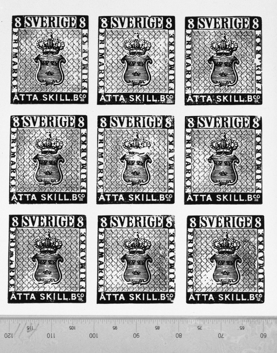 45 stycken skilling banco klichéer av bly, förkopprade.

3 skilling banco, 9 st
4 skilling banco, 9 st
6 skilling banco, 9 st
8 skilling banco, 9 st
24 skilling banco, 9 st

Varje set är ombundet med snöre.
