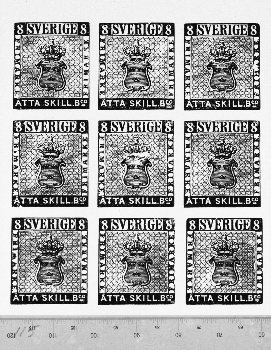 45 stycken skilling banco klichéer av bly, förkopprade.

3 skilling banco, 9 st
4 skilling banco, 9 st
6 skilling banco, 9 st
8 skilling banco, 9 st
24 skilling banco, 9 st

Varje set är ombundet med snöre.