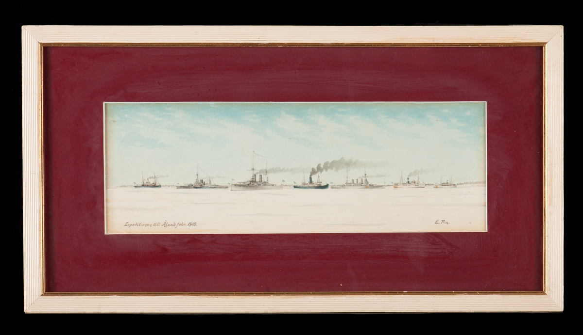 Föreställer expeditionen vid Åland, febr. 1918; med följande fartyg fr. v.: kb Svensksund (anländer med post från Sverige), psk Thor {med en isbrytare  vid sidan), psk Sverige, Isbrytaren II, psk Oscar II samt två ångare från Sveabolaget.