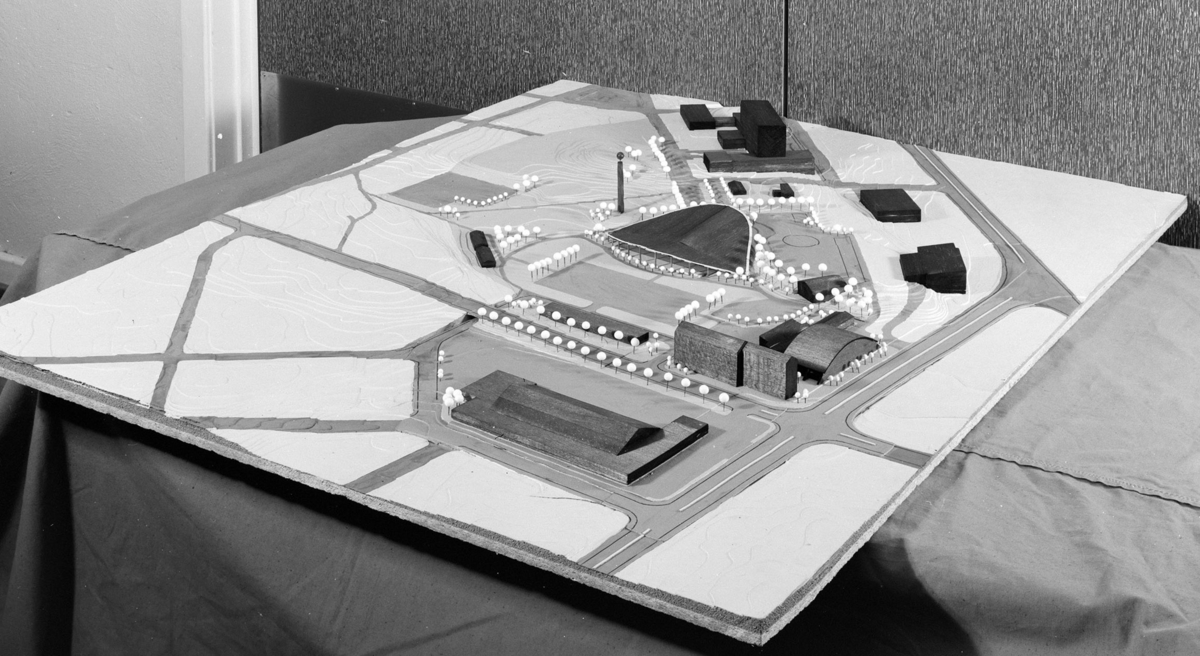 Hamar, Utstillingsplassen, arkitektmodell av arkitekt Thor-Arne Karlsrud, forslag om bygging ny ishall ved disponent Per Bakke "Hamar Amfi" og et nytt varehus i Vangvegen (Senere CC), Hamarhallen, bygninger langs Vangsvegen,