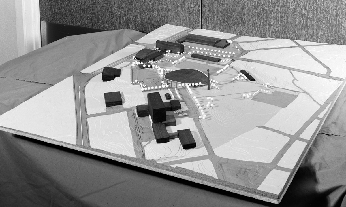 Hamar, Utstillingsplassen, arkitektmodell av arkitekt Thor-Arne Karlsrud, forslag om bygging ny ishall ved disponent Per Bakke "Hamar Amfi" og et nytt varehus i Vangvegen (Senere CC), Hamarhallen, bygninger langs Vangsvegen,