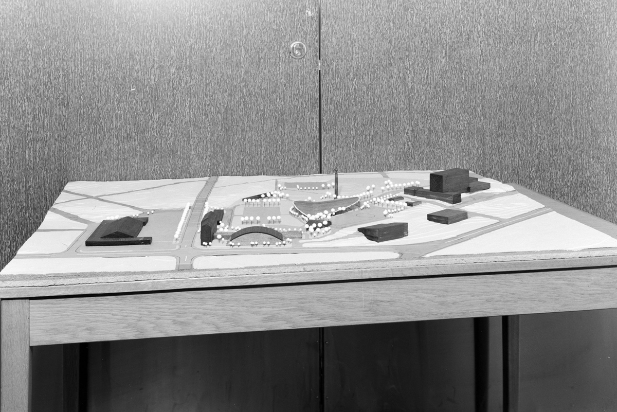 Hamar, Utstillingsplassen, arkitektmodell av arkitekt Thor-Arne Karlsrud, forslag om bygging ny ishall ved disponent Per Bakke "Hamar Amfi" og et nytt varehus i Vangvegen (Senere CC), Hamarhallen, bygninger langs Vangsvegen,