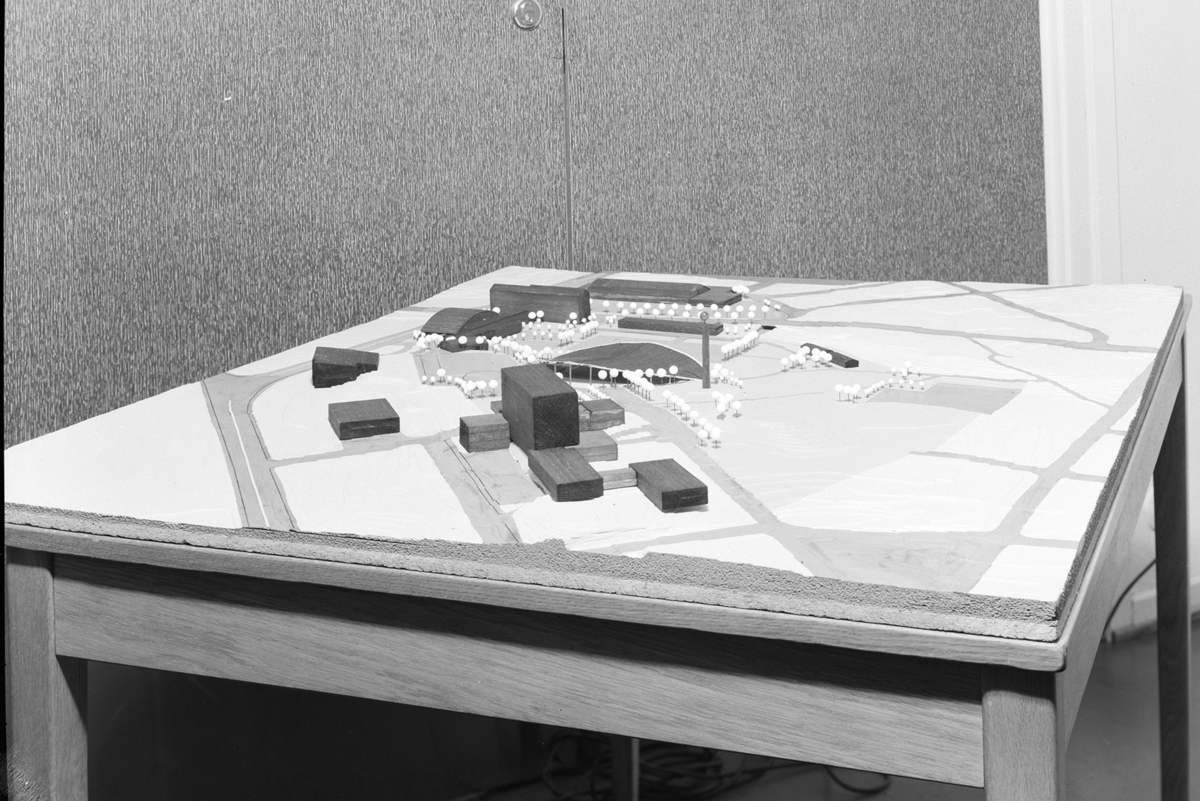 Hamar, Utstillingsplassen, arkitektmodell av arkitekt Thor-Arne Karlsrud, forslag om bygging ny ishall ved disponent Per Bakke "Hamar Amfi" og et nytt varehus i Vangvegen (Senere CC), Hamarhallen, bygninger langs Vangsvegen,