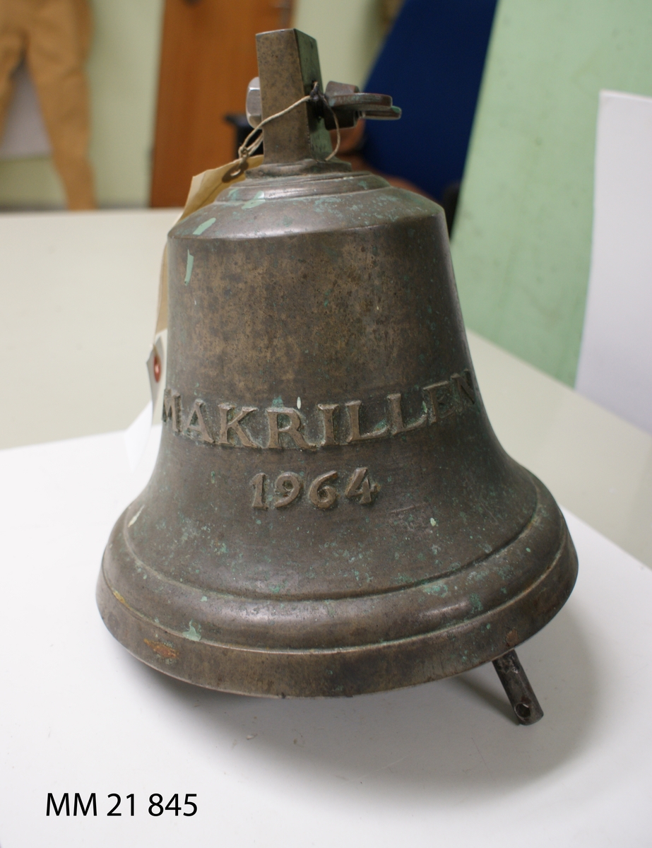 Skeppsklocka av gjuten brons. Med text: Makrillen 1964.
SSS 374.