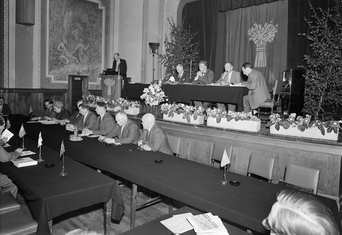 Norges Bondelag, landsmøte, åpning av årsmøte i Festiviteten, Hamar. På talerstolen, generalsekretær Karl Bonden, sittende på scenen f.v. Borgen,  formann i Norges Bondelag Hallvard Eika, Helgheim, Sigurd Sandbu