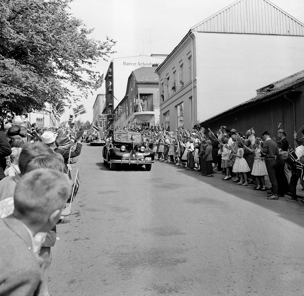 Hamar, signingsreisen 1958, kong Olav V og prinsesse Astrid kjører i åpen bil Buick C-1, Seminargata