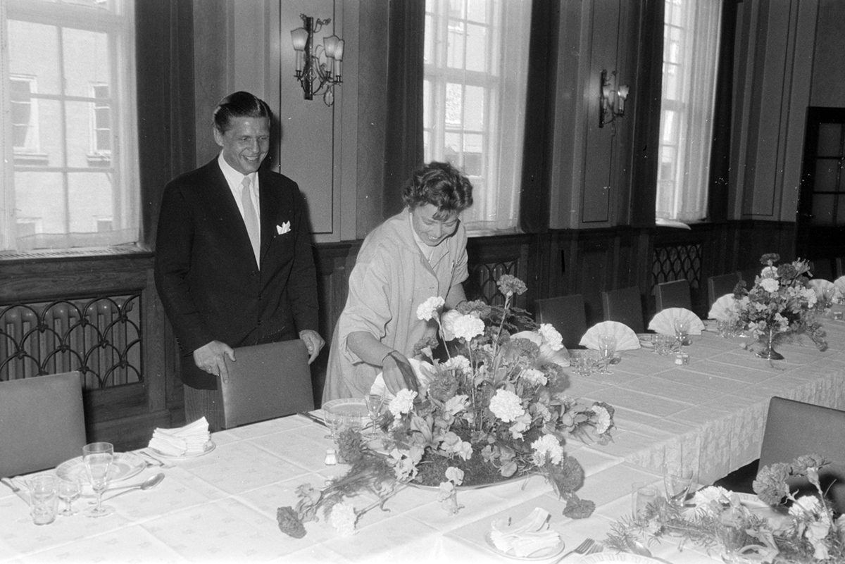 Hamar kommune, Festiviteten, Hamar Rådhus, signingsreisen  16.06.1958, vertskapet på Festiviteten dekker bord, 