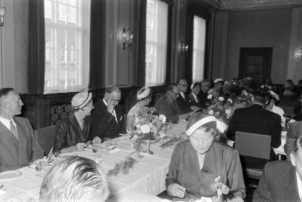 Hamar kommune, Festiviteten, Hamar rådhus, signingsreisen 16.06.1958. Kong Olav V og prinsesse Astrid, lunsj,
