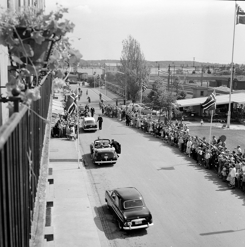 Signingsreisen 16.06.1958, Kong Olav V og prinsesse Astrid, Strandgata, Hamar, kjører i åpen bil, bilkortesje, Bil Buick reg.nr. C-1, tilskuere, 