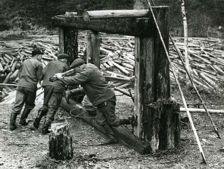 Här inleds sista flottningen då hållbommen släpps vid Järhatt, Svågan, 1965.