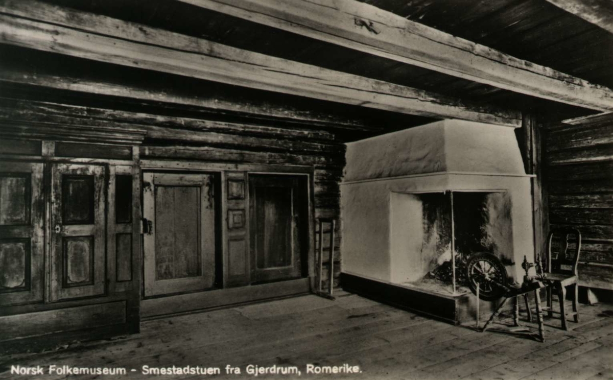 Postkort. Smedstadstua fra Gjerdrum på Romerike. Østlandstunet, NF.