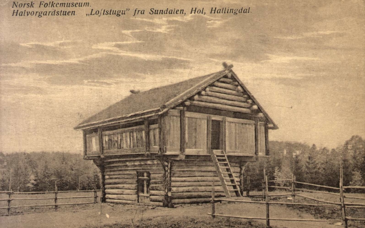 Postkort.  Halvorgardstuen, loftstugu fra Hol i Hallingdal. Hallingdalstunet, NF.