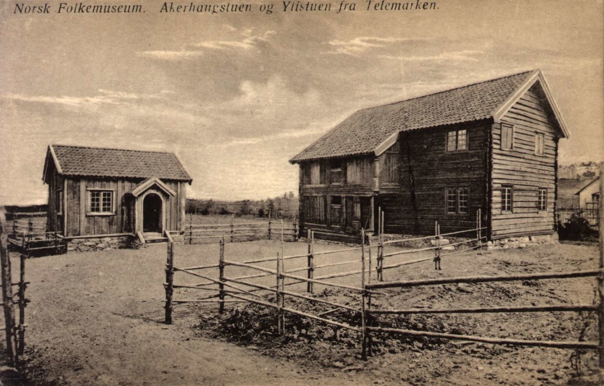 Postkort. Akerhaugstuen og Ylistuen fra Telemark. Telemarkstunet, NF.