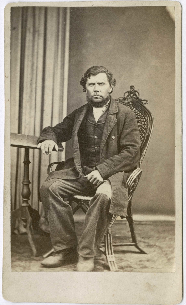 Fangeportrett. Ole Nilsen, arrestert i Drammen i 1868, innsatt i distriktsfengslet i Hokksund for tyveri.