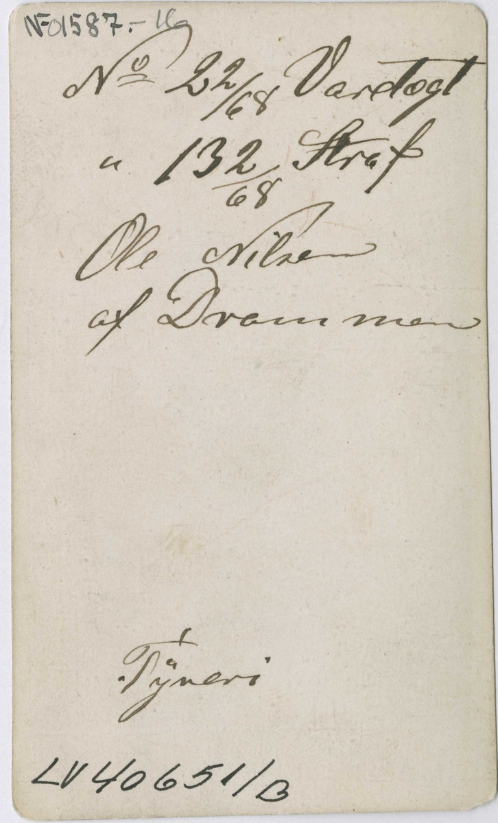 Fangeportrett. Ole Nilsen, arrestert i Drammen i 1868, innsatt i distriktsfengslet i Hokksund for tyveri.
