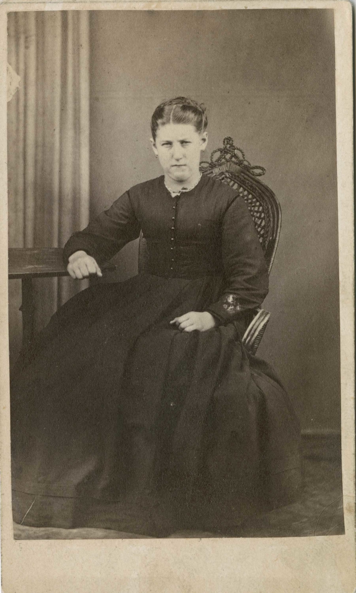 Fangeportrett. Anthonette Christiane Hansdatter, fra Drammen, arrestert i 1869, innsatt i distriktsfengslet i Hokksund for tyveri av et par støvler og et par kalosjer.