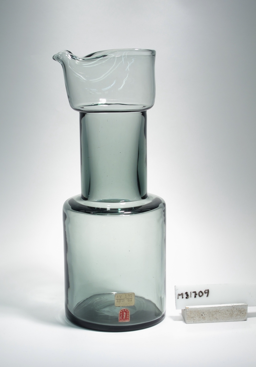 Cylindrisk med cylindrisk midja, isklippt.
Etikett: "AV 137, 125 cl" Röd "ALSTERFORS SWEDEN". Glasblåsare.