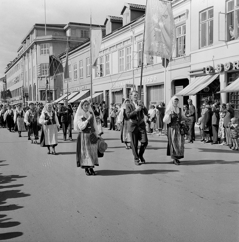Norges Bondelag, landsmøte, opptog, faner,bunad, Strandgata, Hamar.