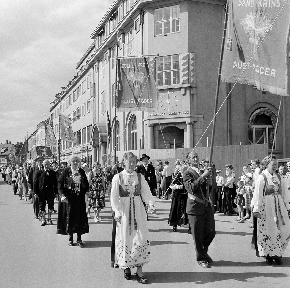 Norges Bondelag, landsmøte, opptog, fane "Sand Krins Aust Agder",bunader, Strandgata, Hamar.