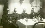 Gåva av Otto von Fieandt.
Gunrummet på Skuld 1915. Från vänsterDr. Forsheim, Govert von Fieandt, Gustafsson samt Tisell.