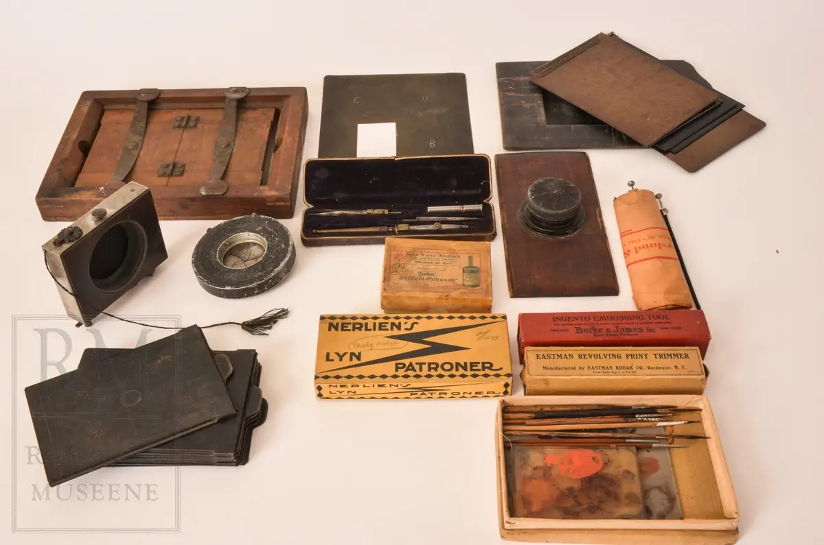 Samlingen består av fotoapparat med tilhørende studioutstyr og utstyr for glassplater. Tilhørende arkivmateriale etter Nielsen i Opplandsarkivet avd. Hadeland Folkemuseum.