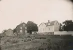 Pataholm, sedd från nordöstra stranden. I mitten skymtar torget med torgbrunnen. Huset till vänster i bild är Sjöbergska gården och huset till höger i bild var skeppare Lindströms, senare använt som postkontor.