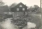 Gamla kvarnen vid bron över Kalmarvägen till Ålem.
Taket över hjulhuset störtade in 1934.
Exakt samma typ av kvarn som Strömsrums kvarn vid Brotorp.