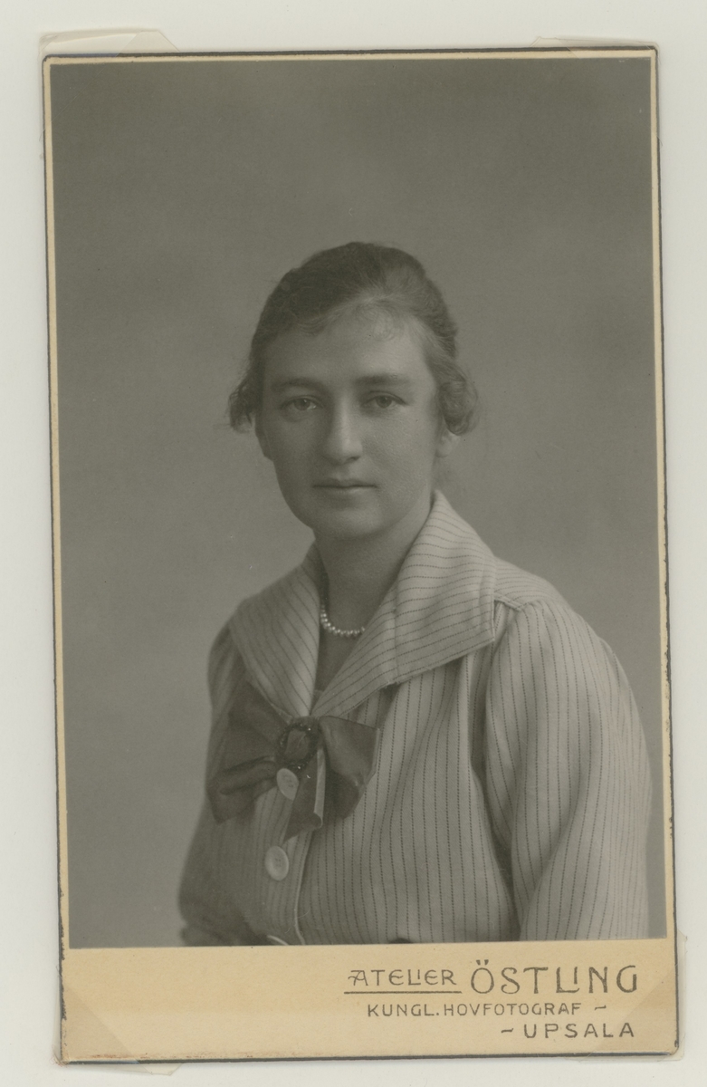 Atelier Östling, Kunglig hovfotograf Upsala.
Elsie Lindblom, flickskolan 1908.
Fadern kyrkoherde i Kristdala, senare Torslunda , Öland.
Folkskollärare Tullskolan.
Brodern Gerhard känd forskare i bl a Afrika.
Gåva av Gun Johansson.