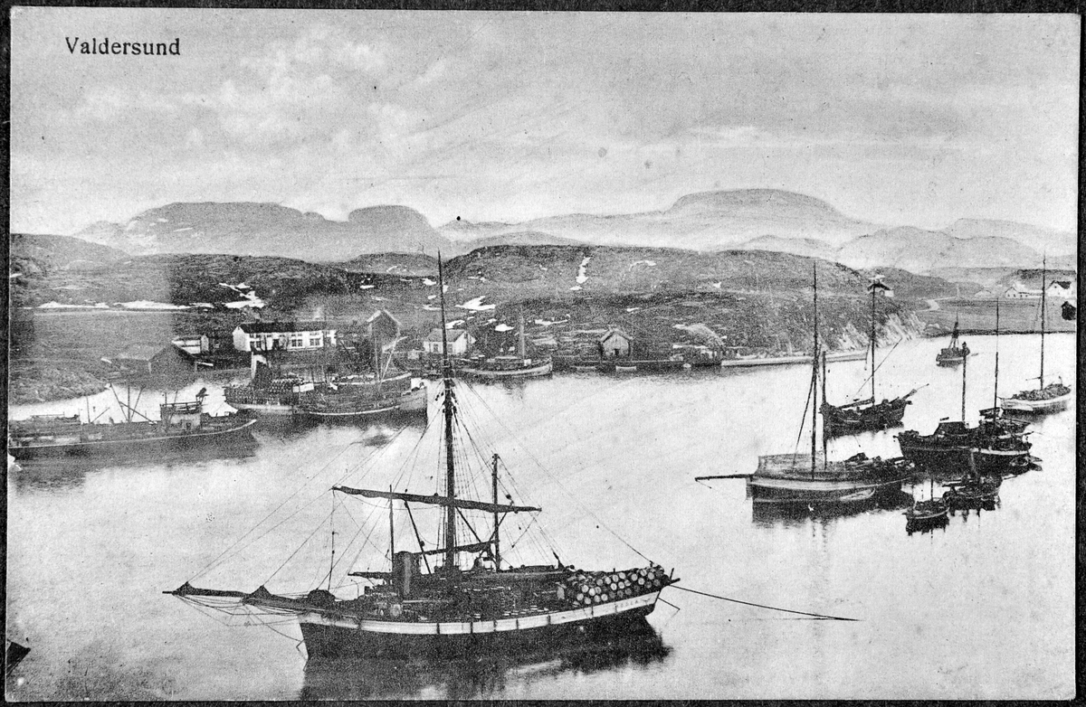 Fiskebåter i Vallersund under storsildfiske ca. 1915