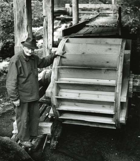 Jonas Ström, en av dem som ideellt byggde nya vattenhjulet i Trolldalen. Överfallshjul som förr, september 1960.