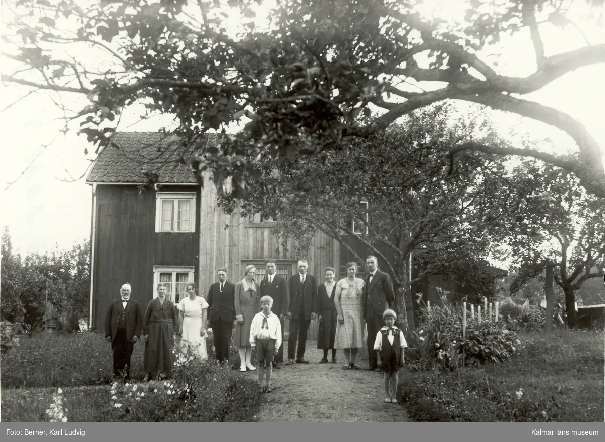 Familj poserar framför mangårdsbyggnaden på Augustenborg (Tibbhult).