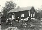 Familjen  Andersson framför huset i Katrineberg.